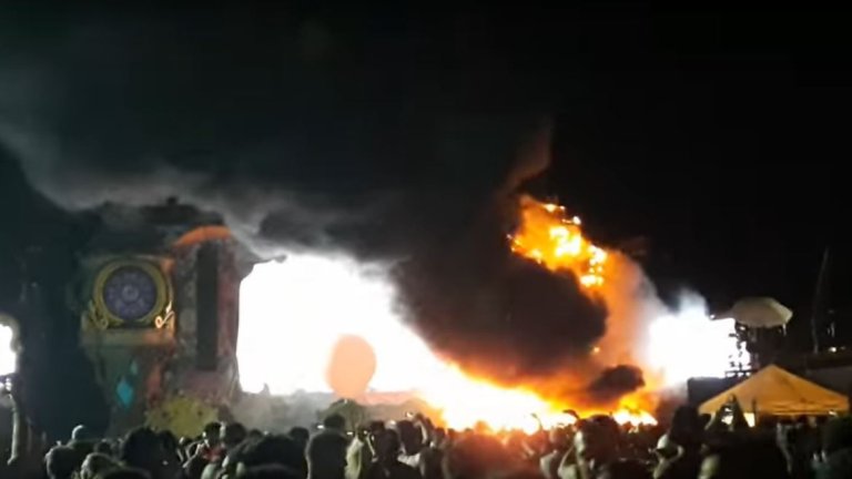 Unite With Tomorrowland - Bühne fängt Feuer, 22.000 Fans evakuiert