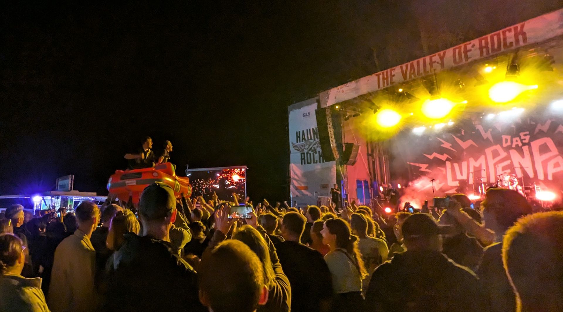 Jonas Frömming und Maximilian Kennel (Das Lumpenpack) beim Crowdsurfen